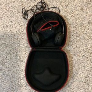 Skull candy headphones with case